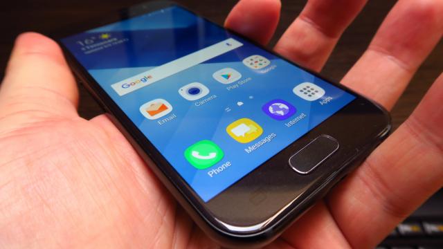 <b>Samsung Galaxy A3 (2017): Hardware cu o gradaţie mai sus</b>Cele mai mici upgrade-uri din seria Galaxy A vin pentru modelul Galaxy A3, asta e sigur, dar ele se simt în comparaţie cu modelul de anul trecut. Pentru început avem acum un terminal care e rezistent la apă şi praf, apoi primeşte scanner de amprente..