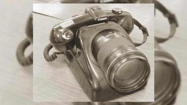 <b>Cameraphone Canon, de data aceasta old-school</b>Dupa ce va prezentam un telefon Nokia cu camera DSLR Nikon, modelul 6639, a venit momentul ca si Canon sa branduiasca cel putin teoretic un telefon. Evident este vorba in ambele cazuri de concepte, lucru evident si daca aruncati o privire asupra imaginii...