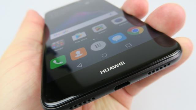 <b>Huawei P9 Lite (2017): Multimedia extra zgomotoasă, de top 3</b>Uneori un volum ridicat nu e singurul atribut de care ai nevoie să savurezi o melodie, dar pentru Huawei reţeta asta e bună pentru început. Huawei P9 Lite (2017) vine cu două grile în zona inferioară, dar doar una ascunde un difuzor, cel din dreapta.
