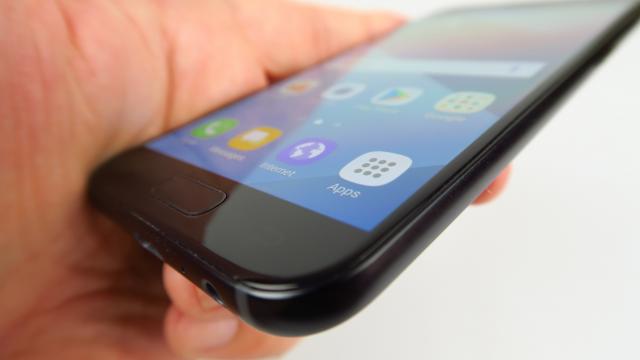 <b>Samsung Galaxy A3 (2017): Autonomie de invidiat chiar și din partea unui battery phone!</b>Judecând după raportul capacitate a bateriei - durata de utilizare, Samsung Galaxy A3 (2017) e cel mai bun smartphone al momentului pound for pound. Nici măcar nu se preface că e battery phone, deşi întrece câteva astfel de modele. Primim o unitate Li-Ion