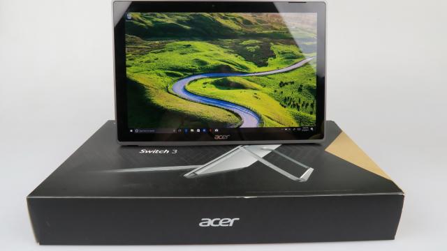 <b>Acer Switch 3 Unboxing: premiantul Red Dot Design face şpagat cu kickstand-ul în faţa camerei (Video)</b>Noi nu testăm terminale 2 în 1 prea des, dar când o facem, avem grijă să fie "fierbinţi", proaspăt lansate. Acer Switch 3 a debutat la final de aprilie şi ajunge la magazine în această lună, dar înainte de asta e pe masa noastră de teste. Scoatem din..
