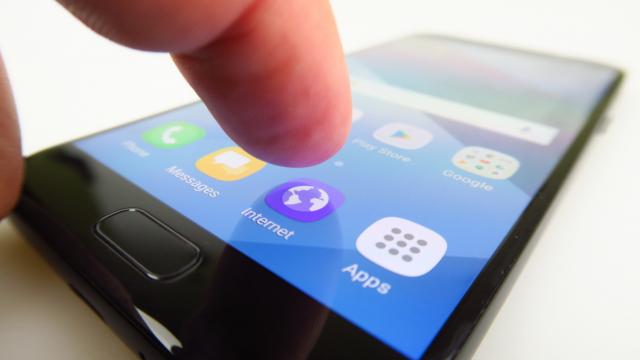 <b>Samsung Galaxy A5 (2017): OS, UI aplicaţii din epoca Note 7, dar bazate pe Marshmallow</b>Atunci când am văzut prima oară noile modele Galaxy A 2017 mi-am zis "ah au preluat elemente de UI de la Galaxy S8". Povestea reală nu era chiar aşa totuşi pentru că rulează Android Marshmallow cu Grace UX peste, în versiunea de pe Galaxy Note 7 mai..