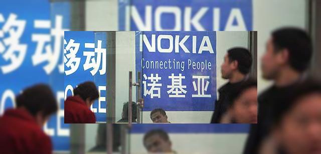 <b>Nokia lupta pentru cota de piata cu reduceri de 10%</b>Nokia, cel mai mare producator de telefoane mobile din lume a scazut preturile handseturilor sale cu pana la 10% pe masura ce rivalii sai au inceput sa isi creasca tot mai mult cota de piata. Marii producatori de telefoane se confrunta cu o cerere scazuta...