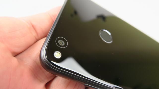 <b>Huawei P9 Lite (2017): Cameră cu unele plusuri faţă de P10 Lite, chiar şi P10 Plus</b>Huawei P9 Lite (2017) vine în continuare lui P9 Lite, un telefon midrange destul de apreciat anul trecut. Testându-l vara au apărut şi câteva cadre arse şi imperfecţiuni, pe care P9 Lite (2017) vine să le corecteze.