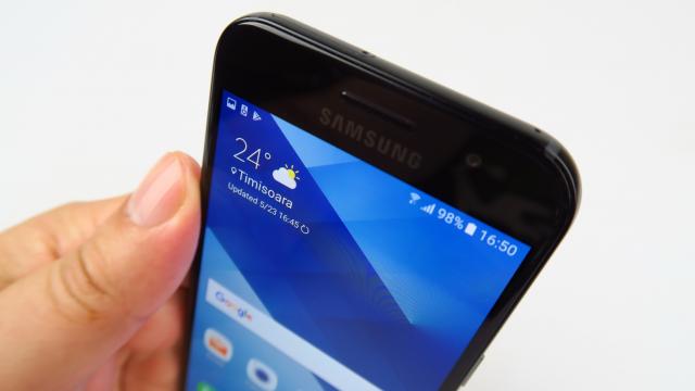 <b>Samsung Galaxy A3 (2017): Conectivitate excelentă, vitezomană, clară</b>Samsung Galaxy A3 (2017) este un telefon mic şi eficient, mai ales când vine vorba de apelare telefonică sau descărcări. Oferta un setup dual SIM, pe bază de nano SIM şi poate combina un SIM cu microSD într-un sistem hibrid, sau SIM + SIM.