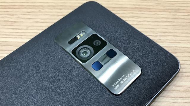 <b>Turul Magazinelor #222: turul produselor ASUS, de la mouse de gaming la laptop ROG cu preţ bun, super router şi primul telefon cu 8 GB RAM</b>Pentru că aceste tururi tematice v-au intrat la inimă, continuăm în aceeași manieră astăzi când vă prezentăm o serie de recomandări de produse ASUS. Avem pe listă un super laptop pentru gaming, un mouse, dar și un smartphone cu 8 GB RAM!