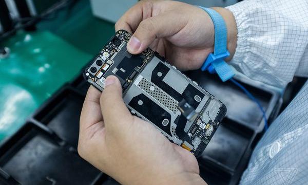 <b>The Verge prezintă în exclusivitate şi premieră un preview pentru OnePlus 5 şi un Making Of ca la carte (Video)</b>Uneori cu câteva zile sau ore înaintea marii lansări a unui smartphone de top, anumite companii permit presei acces în exclusivitate la terminal şi iau naştere materiale precum cel de mai jos de la The Verge. Redactorii au călătorit la birourile OnePlus..