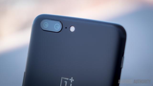 <b>Primele recenzii ale lui OnePlus 5 din .com laudă preţul scăzut, dar critică camera duală; Iată o compilaţie!</b>Smartphone-ul OnePlus 5 a debutat oficial pe data de 20 iunie și la doar câteva minute au început să apară și clipurile de unboxing, ba chiar și review. Noi am făcut astăzi o compilație a acestor recenzii din afară și aflăm astfel ce cred