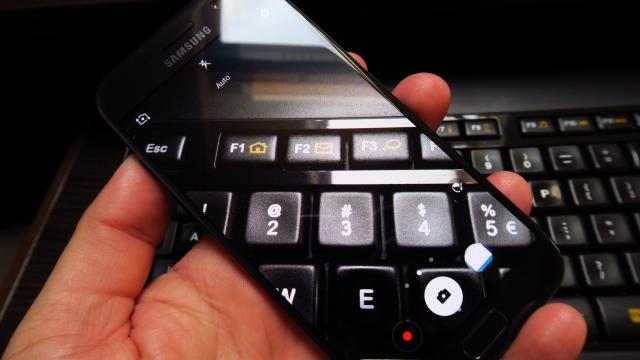 <b>Samsung Galaxy A5 (2017): Camera se luptă cu soarele de vară şi câştigă</b>Samsung Galaxy A5 (2017) nu lasă deloc garda jos şi după un Galaxy A5 şi un A5 (2016) care filmau şi fotografiau bine continuă pe aceeaşi linie. Se realizează şi upgrade-uri evident, precum cel de senzor foto. Acum avem parte de o cameră de 16 MP..