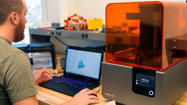 <b>Turul Magazinelor #224: Turul imprimantelor 3D, al imprimantelor termice şi de ecusoane</b>Imprimantele au evoluat serios în ultimii ani și de la simplul aparat al cărui rol era de a printa informații pe hârtie folosind cerneală am ajuns ca acum să ne bucurăm și de imprimante 3D. În turul de astăzi vorbim despre 5 imprimante interesante