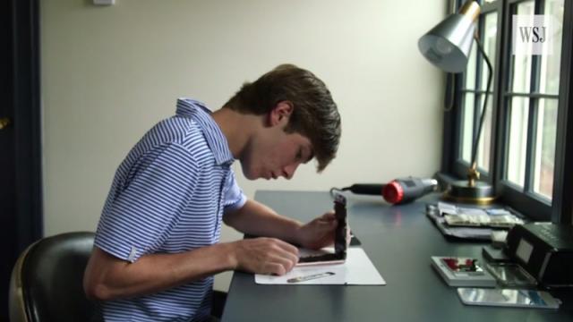 <b>Ei sunt adolescenţii care lucrează de acasă pe mii de euro şi repară ecrane crăpate de iPhone (Video)</b>Aflăm astăzi povestea unor adolescenți care în loc să petreacă vara la mare sau prin cluburi aleg să lucreze de acasă pe sume de zeci de mii de dolari anual, reparând ecrane de iPhone. O asemenea poveste este cea a lui Grayson Shaw care 
