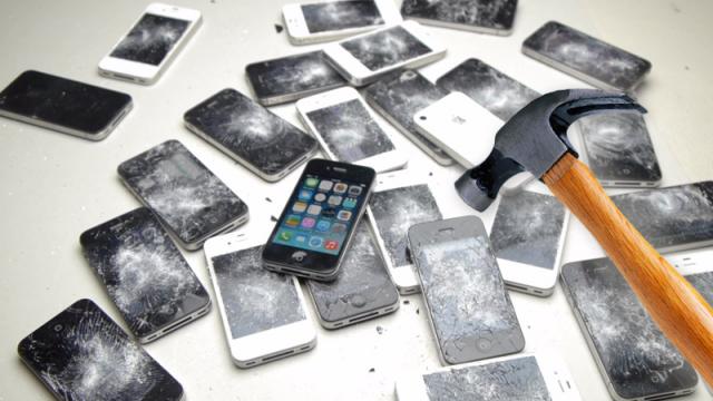 <b>Comunismul la putere! Şcolile din China distrug telefoanele elevilor care le folosesc la oră; Iată metodele!</b>Despre o inedită regulă a unei școli elementare din Guiyang, China aflăm astăzi. Aparent, conducerea acestei școli are un regulement foarte asupru pentru acei elevi ce vin la școală cu telefonul fără să anunțe în prealabil 