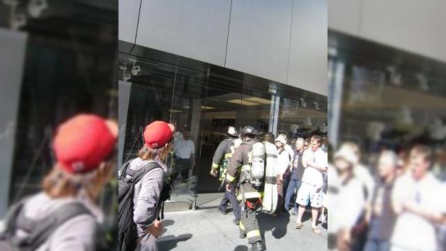 <b>Apple a luat foc! Nimeni nu a fost ranit</b>Vestea zilei are legatura cu Apple, dar nu si cu o lansare de marca sau vreun patent de telefon mobil. Se pare ca o cladire de birouri apartinand celor de la Apple ar fi luat foc accidental, conform autoritatilor. Incendiul a pornit din mansarda unei...