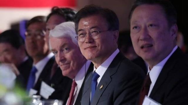 <b>Coreea de Sud va investi 12.8 miliarde de dolari pe piața din SUA în următorii 5 ani; Samsung pregătește o fabrică de electrocasnice</b>În această dimineață oficiali ai companiei sud-coreene Samsung, printre care și președintele Moon Jae-in au anunțat detaliile complete despre noul acord semnat cu SUA pentru ridicarea unei noi fabrici producătoare de electrocasnice în țara 