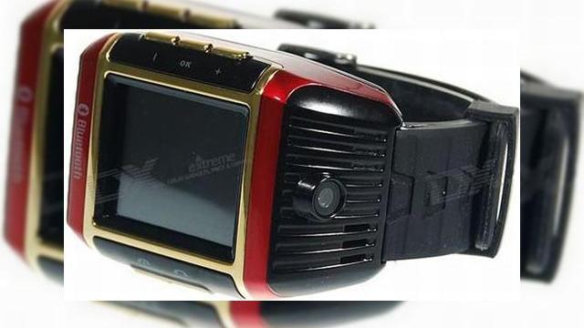 <b>Ceasul telefon din aur de 18 carate merita banii</b>Este ziua telefoanelor pretioase astazi, dupa ce am vazut noul Nokia 8800 si un Mobiado in editie limitata, iata ca si un ceas telefon suflat cu aur isi face aparitia. Vorbim despre un model de ceas-telefon din aur de 18 karate, care soseste cu un display...
