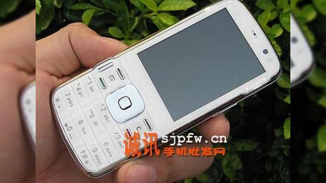 <b>Nokia N79 in varianta falsa, un indiciu despre modelul original</b>Stim cu totii cat de aratoase pot fi clonele de telefoane Made in China, dar iata ca vorbim acum despre o copie a unui handset care nu a fost lansat inca, Nokia N79. Nu e prima oara cand vedem un terminal de acest gen, de vreme ce pana si Nokia Aeon sau...