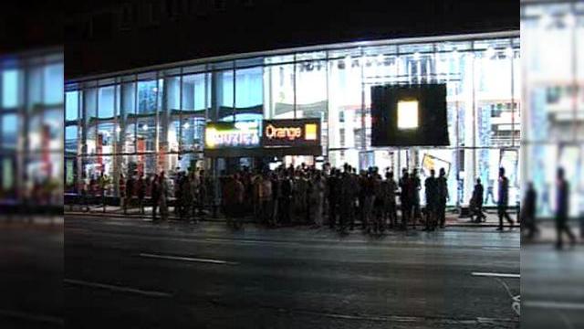 <b>Lansarea iPhone 3G se vede live acum pe site-ul Orange!</b>Urmariti live acum lansarea lui iPhone 3G la magazinul Orange de pe Calea Victoriei din Bucuresti accesand aceasta adresa. Veti observa o multime de oameni care stau la coada, asteptand sa le vina randul pentru a achizitiona mult-asteptatul handset....
