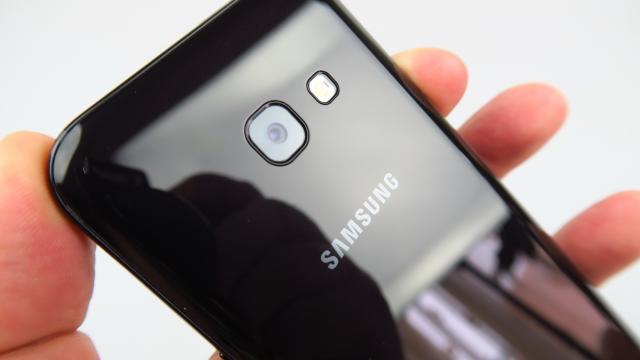 <b>Samsung Galaxy A3 (2017): Cameră mai bună faţă de predecesor, câteva surprize plăcute</b>Îmi amintesc că acum un an, când am testat camera lui Galaxy A3 (2016) nu am fost prea impresionat de ea, nici măcar având în vedere preţul terminalului respectiv şi faptul că făcea parte din zona low midrange. Acum primim o cameră de 13 MP în spatele..