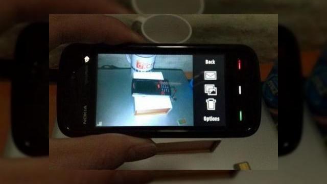 <b>Telefonul Nokia Tube cu touchscreen va fi lansat pana la finalul anului</b>In vreme ce iPhone a ajuns deja la a doua generatie de handseturi, Nokia incearca sa lanseze un telefon cu touchscreen care sa atinga popularitatea celui produs de Apple. Iata ca avem totusi o veste buna: finlandezii au confirmat faptul ca terminalul Tube...