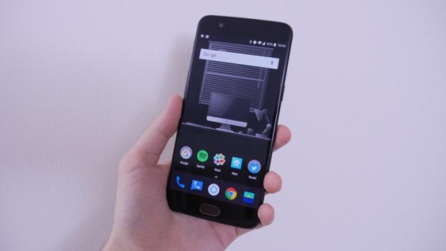 <b>OnePlus 5 ar avea ecranul montat cu susul în jos, provocând un mic bug la scrolling (Video)</b>Problemele pentru smartphone-ul OnePlus 5 par a se ține lanț și astăzi aflăm că ecranul terminalului ar fi montat cu susul în jos, asta pentru a facilita integrarea modului de cameră duală. Din nefericire această decizie contribuie la obținerea unui