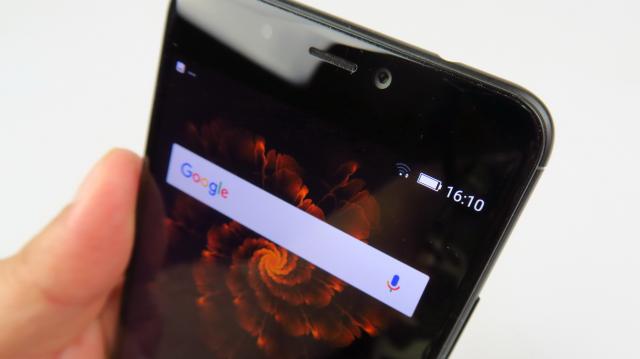 <b>Allview X4 Soul Style: Conectivitate în grafic, în limite normale</b>Vedem foarte rar telefoane în ziua de azi cu emiţător infraroşu, pentru că nu multe companii mai mizează pe controlul televizoarelor şi electrocasnicelor de pe telefon. De obicei ştim unde să găsim emiţătorul: e în zona superioară a telefonului, ca un..