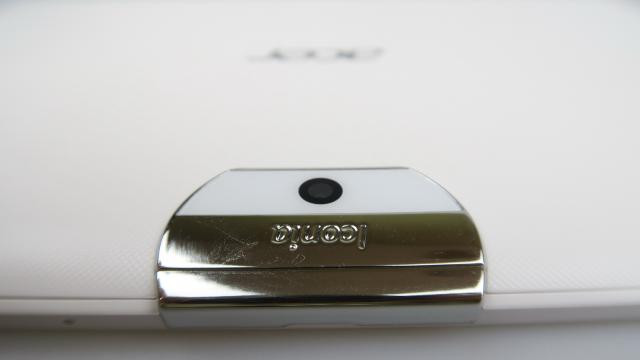 <b>Acer Iconia One 10 (B3-A30): Camere neglijabile</b>Acer Iconia One 10 (B3-A30) este o tabletă cu ecran de 10 inch înainte de toate, fără pretenţii de înlocuitor de aparat foto sau de smartphone cu camere capabile. Primim o cameră de 5 megapixeli în spate şi una frontală de 2 MP, pachet standard as zice.