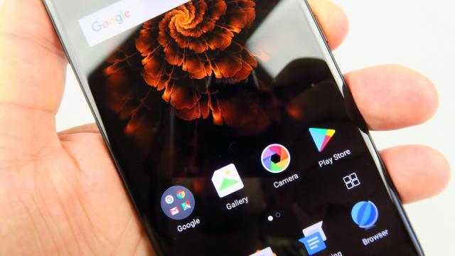 <b>Allview X4 Soul Style: OS, UI, aplicaţii pe bază de Nougat şi cel mai nou Visual UI</b>Allview X4 Soul Style rulează Android Nougat, lucru cu care rivali precum Galaxy A3 şi A5 (2017) nu se pot lăuda, din păcate. Telefonul cu branding neaoş aplicat peste Nougat Visual UI 1.2 are un multitasking pe bază de carusel şi o porţiune dropdown..