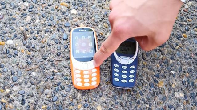 <b>Drop test comparativ: Nokia 3310 versus Nokia 3310 (2017) - modelul cel nou se ţine foarte bine (Video)</b>Vedem astăzi un drop test comparativ dintre Nokia 3310 versus Nokia 3310 (2017), test prezentat de către youtuber-ul EveryThingApple Pro. În mod interesant varianta modernă se ține chiar bine în raport cu popularul model de acum