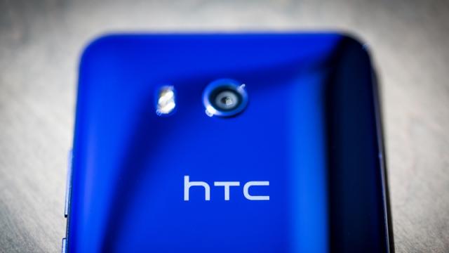<b>HTC U11 Mini s-ar putea concretiza în curând, aducând funcţia Edge Sense în zona midrange; Numele vehiculate pentru terminal sunt U11 Play şi Desire 11</b>Deși nu ne-a trecut prin minte posibilitatea ca HTC să lucreze la o versiune mini a flagship-ului U11, iată că acest lucru este adus astăzi în discuție. Aflăm că terminalul va păstra funcționalitatea Edge Sense