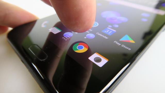 <b>HTC U11: Baterie de Netflix, nu de jocuri lungi, aparent nici de YouTube</b>Ne-am învăţat cu telefoane flagship care ating lejer şi 12 ore de playback video sau chiar 15 ore şi în PCMark sunt la 9 ore, deci suntem răsfăţaţi în această epocă. Şi acum vine HTC U11 cu bateria să de 3000 mAh să ne dovedească faptul că HTC U Ultra şi 