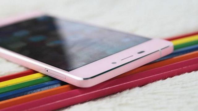 <b>Gionee Elife S5.1 disponibil În China la un preț de 326$</b>Lansat oficial acum ceva timp, iată că astăzi, Gionee Elife S5.1, noul cel mai subțire telefon din lume ce măsoară doar 5.15 mm în grosime, primește un prim preț pentru piața chineză. Aflăm că acesta este disponibil la un preț de 326$, sumă...