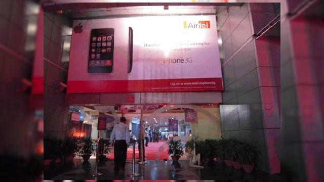 <b>iPhone 3G lansat si in India</b>Dupa ce v-am prezentat lansarea in Bucuresti si Timisoara a noului iPhone, prin Orange, iata ca terminalul poposeste si in New Delhi si Bangalore, in India. Imaginile sunt cele cu care v-ati obisnuit deja: un public entuziast, care de abia asteapta sa...