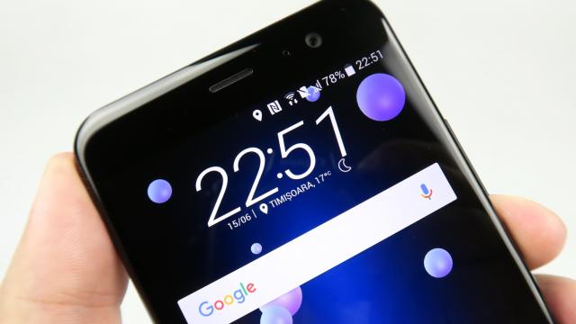 <b>HTC U11: Conectivitate cu de toate pentru toţi, la cel mai avansat nivel</b>HTC nu se zgârceşte deloc la conectivitate pe cel mai nou flagship al său, în compensarea parcă pentru lipsa de jack audio. HTC U11 pune la bătaie un port USB Type-C şi vine în variante dual şi single SIM.