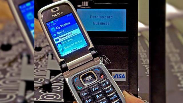 <b>NFC gata de implementare pe telefoanele mobile din Marea Britanie</b>Utilizarea telefonului mobil pentru a face cumparaturi sau pentru a plati biletul de avion reprezinta cu siguranta viitorul tranzactiilor cu ajutorul terminalelor mobile. O tehnologie utila pentru aceste procese este NFC (Near Field Communcations),...