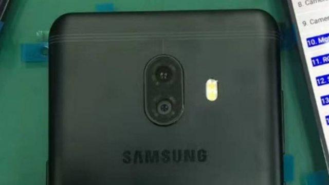 <b>Samsung Galaxy C10 mai are parte de o apariție; îi vedem camera foto duală din spate</b>Continuă leak-urile cu smartphone-urile Samsung echipate cu cameră duală și vedem astăzi modelul Galaxy C10 reprezentat într-o serie de fotografii reale. Parcă telefonul se află pe o masă de teste din fabrică și vedem cu această ocazie și o parte din