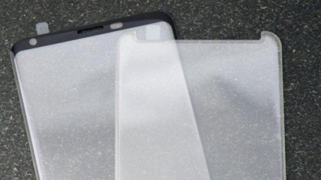 <b>LG V30 are protecţiile ecranului fotografiate, avem 4 imagini publicate de Slashleaks</b>La scurt timp de la prezentarea teaser-ului oficial ce ne dezvăluia data de lansare a lui LG V30, iată că vedem astăzi o serie de fotografii ce prezintă protecții de ecran destinate noului phablet. Aceste accesorii scot la iveală muchii foarte înguste