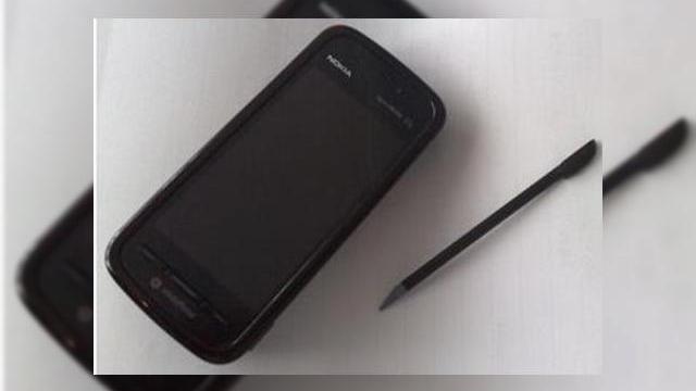 <b>Nokia 5800 Tube, telefonul cu touchscreen lansat peste o luna?</b>Un alt zvon marca Nokia Tube si-a facut recent aparitia pe Internet, acesta incluzand si o data de lansare a handsetului in Marea Britanie, 8 octombrie. Se pare ca telefonul Nokia dotat cu touchscreen va sosi practic pe neasteptate, deoarece o astfel de...