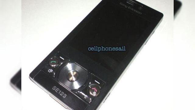 <b>Sony Ericsson G705 Kumiko a fost anuntat oficial</b>Sony Ericsson anunta ieri noul handset G705, cunoscut si sub numele de Kumiko, un telefon 3G cu o camera de 3.2 megapixeli cu blitz LED si suport HSUPA. Pe lista sa de specificatii se afla suportul pentru carduri de memorie M2, o camera frontala pentru...