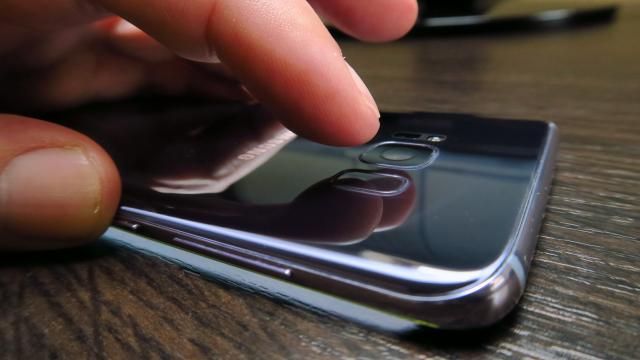 <b>55% dintre telefoanele vândute la nivel global au scanner de amprente la bord, conform unui nou raport Strategy Analytics</b>Includerea senzorilor de amprenta pe telefoanele mobile este mult mai mult decât o modă acum, a devenit o funcţie must have, prezenta pe tot mai multe terminale. Probabil vă întrebaţi câte, iar cei de la Strategy Analytics au răspunsul.