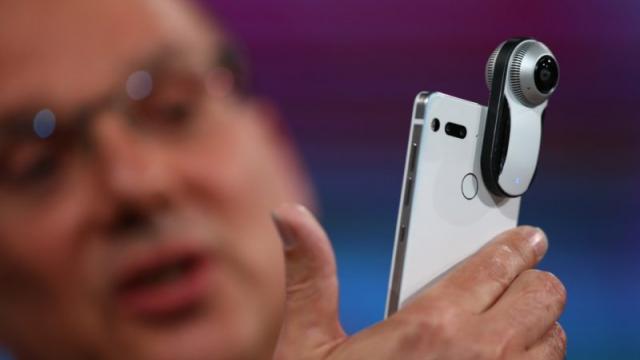 <b>Essential Phone ar urma să ajungă în Europa, Marea Britanie şi Japonia</b>Săptămâna trecută nu a adus veşti prea bune despre Essential Phone, telefonul startup-ului lui Andy Rubin. Întâi am aflat că întârzie terminalul şi apoi un oficial al companiei a plecat. Azi descoperim că Essential Phone are şanse să debuteze la nivel..