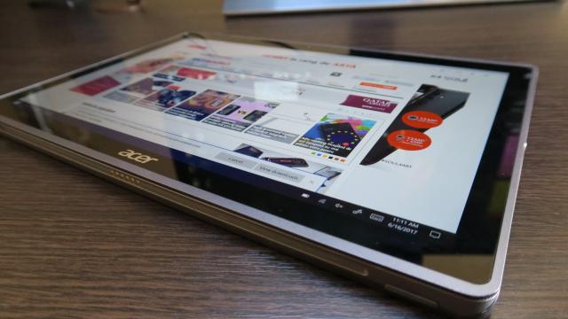 <b>Acer Switch 3: Hardware mai aproape de tablete, decât de laptopuri</b>Acer Switch 3 e un produs atipic, care dacă primea un procesor Core i era rival pentru Surface Pro, având design în aceeaşi notă. Totuşi primeşte dotări mai degrabă de Chromebook, ceea ce ne intrigă.