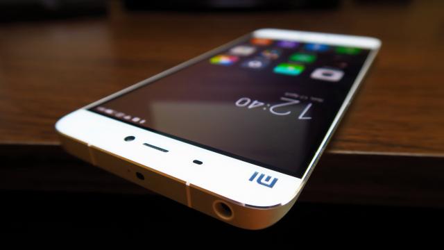 <b>Xiaomi îşi va lua panourile de ecrane OLED de la Samsung pentru flagship-ul de anul viitor</b>Xiaomi Mi 7 e deja în lucru se pare, producătorul sau începând să creeze relaţii şi parteneriate necesare pentru a îi pregăti componentele. Aflăm astăzi că Samsung ar putea juca un rol pivotal în implementarea unui ecran de calitate pe flagship-ul Xiaomi