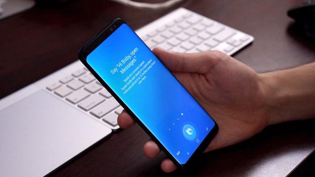 <b>Bixby (Voice) este în sfârşit activ, cu comenzi vocale în limba engleză</b>La luni bune după lansarea lui Samsung Galaxy S8, Bixby este în sfârşit activ, în varianta cu comenzi vocale în limba engleză şi cu feedback la pachet. Deocamdată debutul a fost marcat în SUA şi bănuiesc că mai avem ceva de aşteptat până vine în Europa.