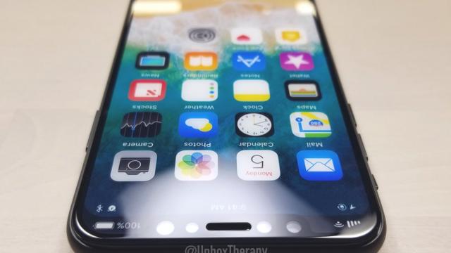 <b>Cele mai noi imagini cu iPhone 8 îl prezintă cu ecranul pornit şi sunt extrem de convingătoare; Avem şi o listă de specificaţii</b>Continuă scăpările de imagini asociate lui iPhone 8, de această dată cu ecranul pornit. Majoritatea prezentau un ecran negru sau o imagine generică pe panoul frontal. Acum mulţumită lui Unbox Therapy vedem ceea ce pare a fi o machetă foarte convingătoare 