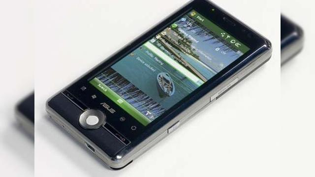 <b>ASUS pregateste un rival pentru Omnia, cu camera de 5 megapixeli</b>Se pare ca ASUS are mai multi as(us)i in maneca cand vine vorba de terminale touchscreen si aici nu vorbim doar despre modelul P552W, ci despre un nou handset, ale carui poze au "scapat" pe Internet via forumul Mobile01. Compania asiatica planuieste sa...