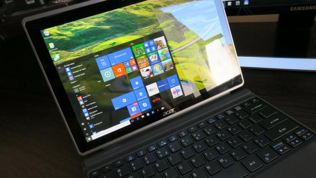 <b>Acer Switch 3: Conectivitate adecvată segmentului de produs</b>Acer Switch 3 dispune de toate opţiunile moderne şi standard de conectivitate, în frunte cu USB Type-C, dar aduce şi un port Full USB 3.0. La acesta din urmă putem conecta un mouse, o tastatură sau un drive USB, dacă dorim.