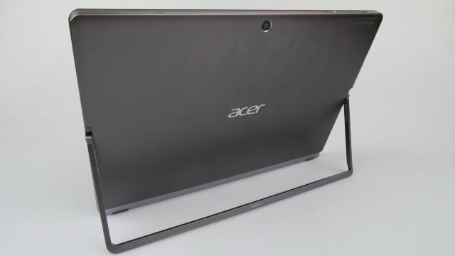 <b>Acer Switch 3: Camere de care puteţi uita rapid</b>Acer Switch 3 este o tabletă mare, indiferent cum priveşti lucrurile, cu diagonala sa de 12 inch. Ca atare nu o să fiţi văzuţi prea des făcând fotografii cu camera sa principală de 5 MP. Mai degrabă o folosiţi pe cea frontală de 2 MP, pentru Skype.