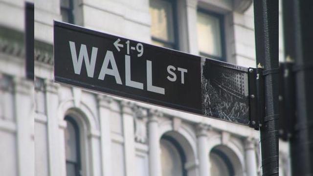 <b>Criza de pe Wall Street afecteaza producatorii si operatorii de telefonie</b>Producatorii de telefoane mobile si operatorii risca sa piarda mii de clienti importanti, pe masura ce criza financiala globala se agraveaza si afecteaza bancile mondiale. Analistii afirma ca succesul companiei RIM, producatorul lui BlackBerry depinde cel...