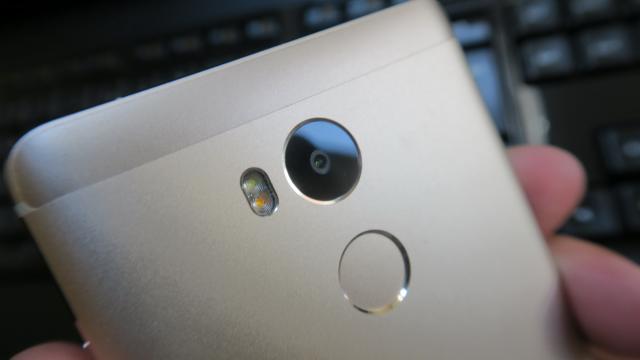 <b>Xiaomi Redmi 4: Camera se descurcă bine la foto, surprinzător la video, per total rezonabil</b>Xiaomi Redmi 4 Prime abordează reţeta clasică a camerelor de telefon midrange, cu care nu ţin minte să fi dat greş fatal vreun terminal. E vorba despre un combo de senzor de 13 MP în spate şi 5 MP în faţă. Camera principală are o rezoluţie de 13 MP..