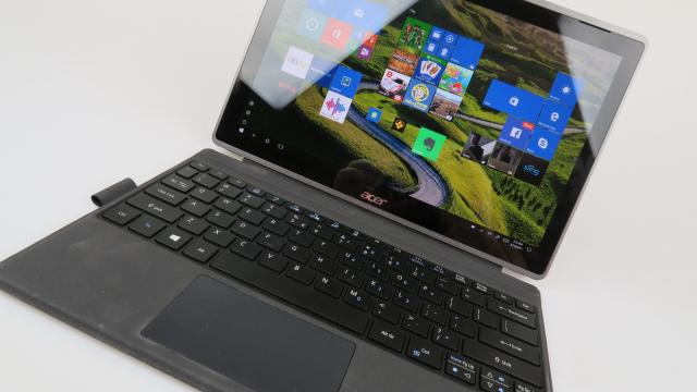<b>Acer Switch 3: Benchmark-uri la nivel de iPad Air 2, fără vreun lag</b>Încă de când am văzut că Acer Switch 3 are procesor Intel Pentium, m-am gândit că e clar rival Chromebook, mai degrabă decât vreun laptop ASUS de 1400 lei cu Core i3. Are totuşi dotările suficiente să ruleze Windows 10 Pro şi noi am pus la treabă..